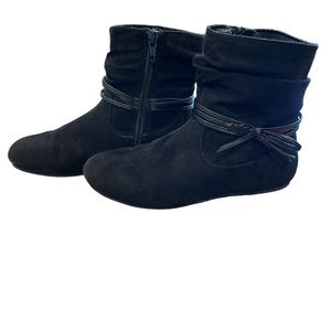 SO brand girls size 2 fashion boot. Black “suede”
